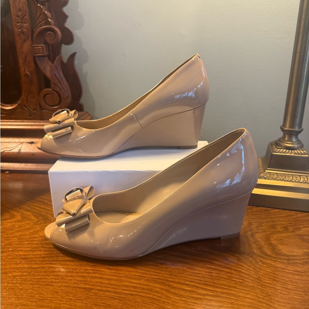 Tory Burch Patent Leather Tan Gold Peep-Toe Bow Wedges Size 7.5 - Picture 5 of 14